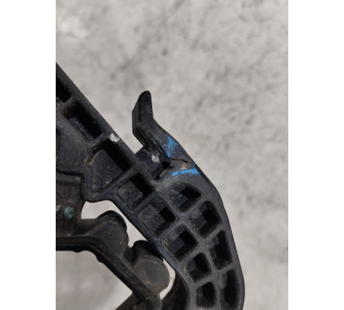 Опора радиатора правая