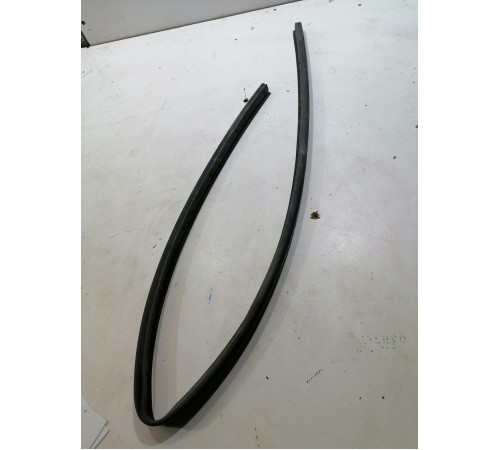 Уплотнитель капота