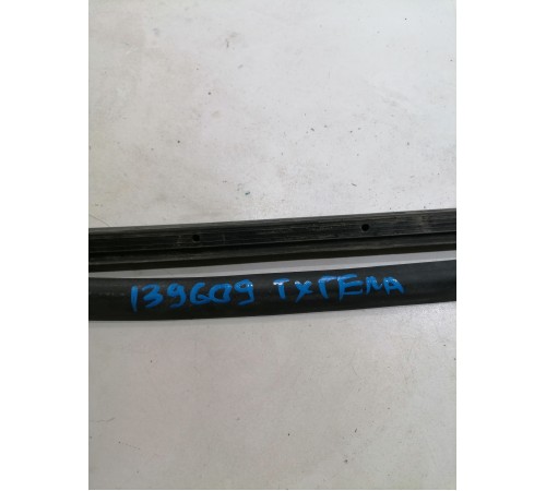 Уплотнитель капота