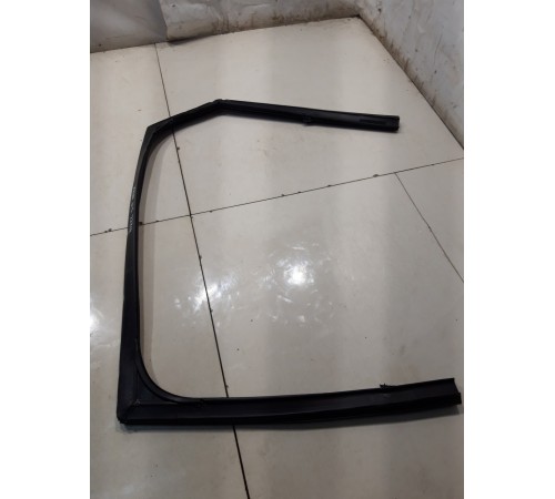 Уплотнительная резинка стекла задней правой двери