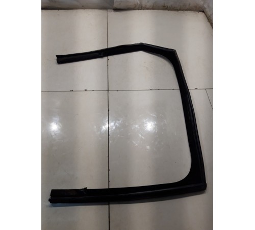 Уплотнительная резинка стекла задней правой двери