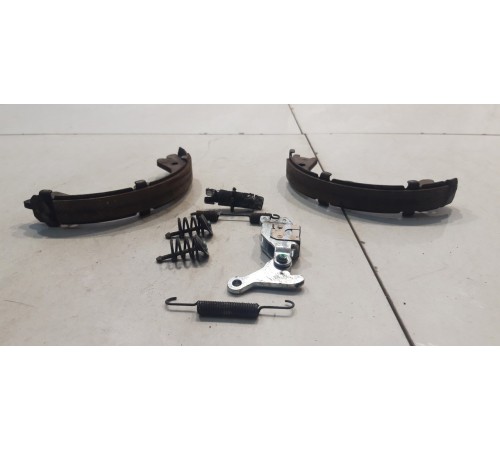 колодки ручника (задние левые)