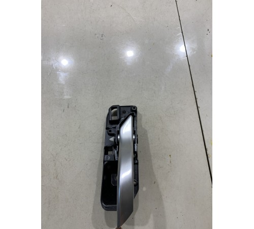 Ручка двери (задняя правая внутренняя)