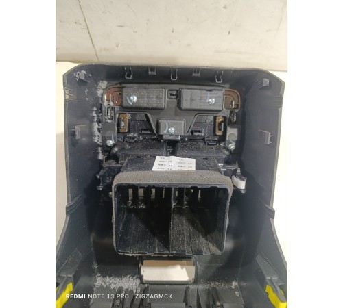 Накладка центральной консоли задняя с воздушным дефлектором