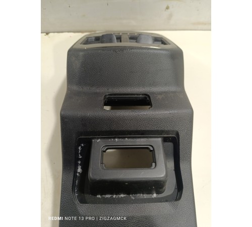 Накладка центральной консоли задняя с воздушным дефлектором