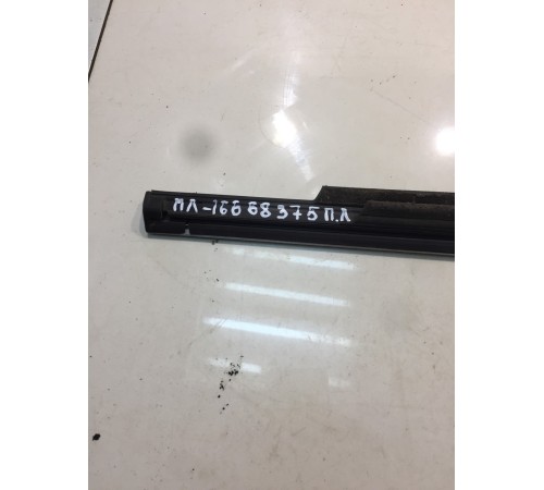 Молдинг двери (передний, левый)