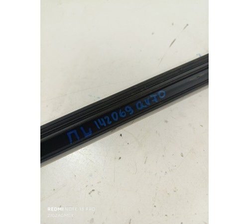 Уплотнитель стекла передний левый внутренний