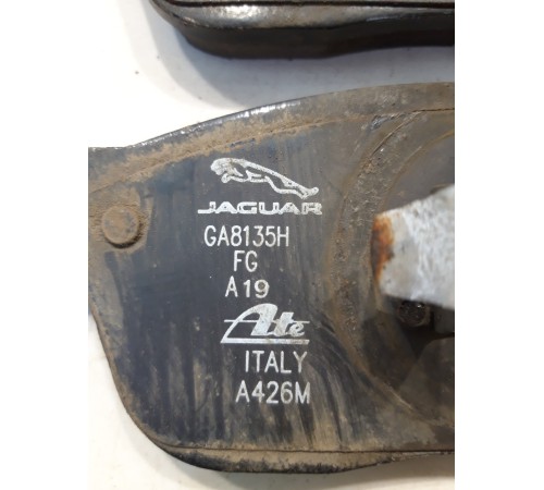 Комплект передних левых тормозных колодок