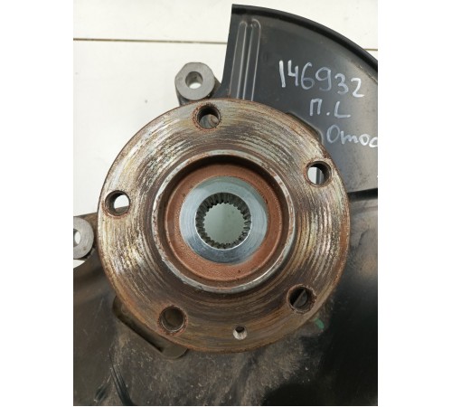 Кулак поворотный передний левый в сборе