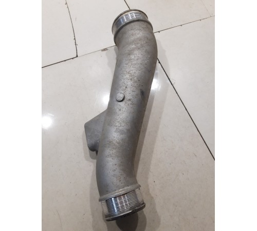 Соединитель воздухоохладителя двигателя