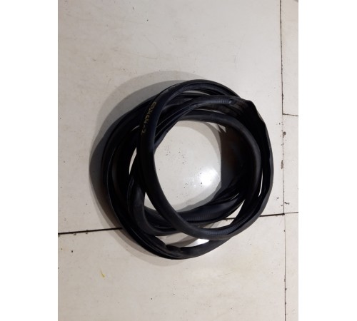 Уплотнитель двери (передний, левый)