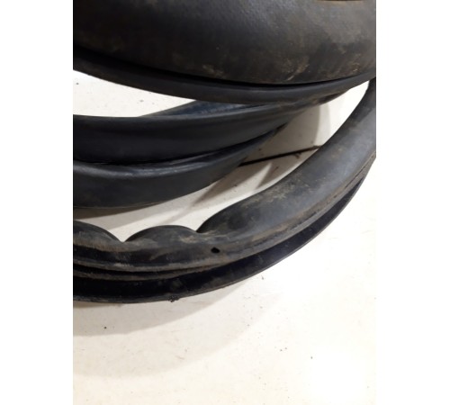 Уплотнитель двери (передний, левый)