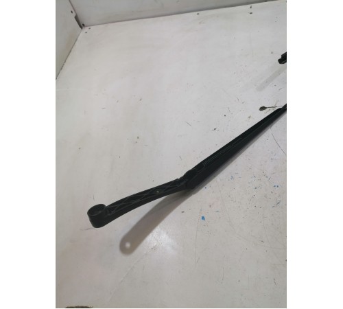  Поводок стеклоочистителя правый