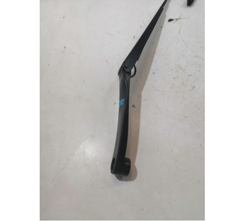  Поводок стеклоочистителя правый