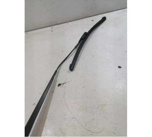  Поводок стеклоочистителя правый