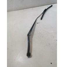  Поводок стеклоочистителя правый