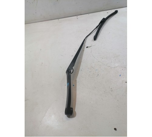  Поводок стеклоочистителя правый