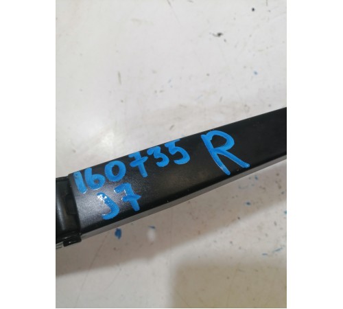  Поводок стеклоочистителя правый