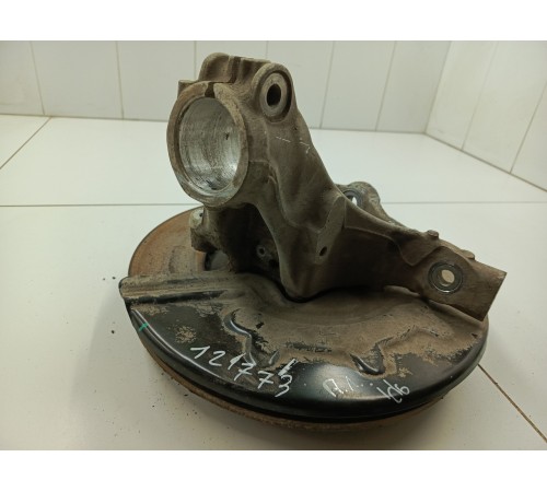 Поворотный кулак передний левый