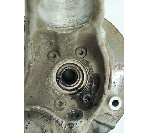 Поворотный кулак передний левый