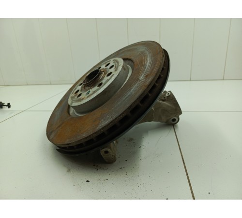 Поворотный кулак передний левый