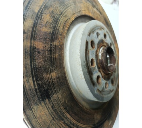 Поворотный кулак передний левый