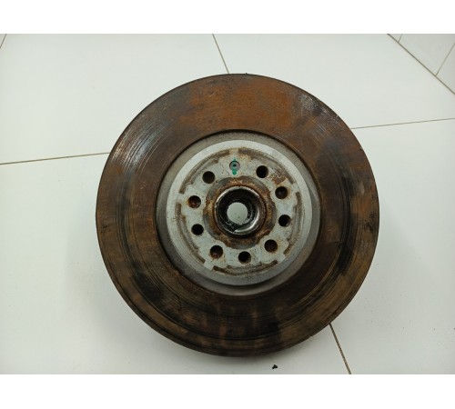 Поворотный кулак передний левый