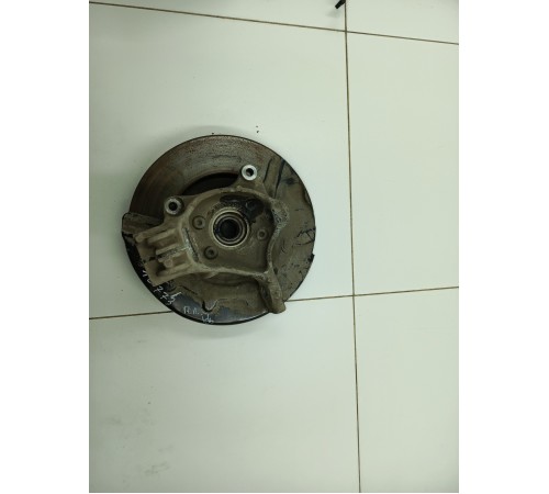 Поворотный кулак передний левый