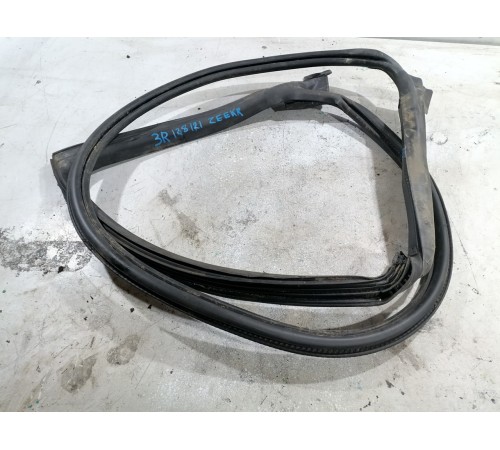 Уплотнитель двери задний правый