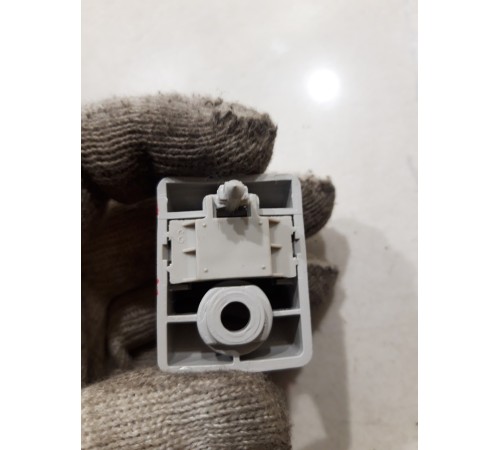 Фиксатор солнцезащитного козырька правый