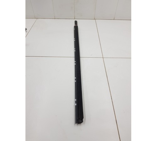 Молдинг стекла передний левый