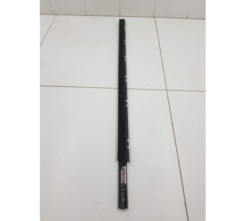 Молдинг стекла передний левый