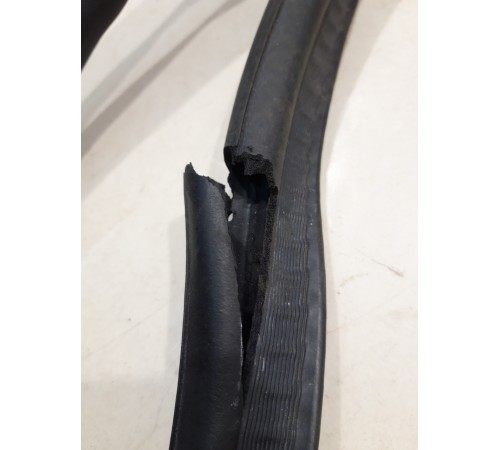 Уплотнительная резинка багажника