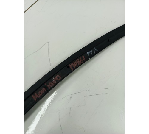 Уплотнитель двери передний левый