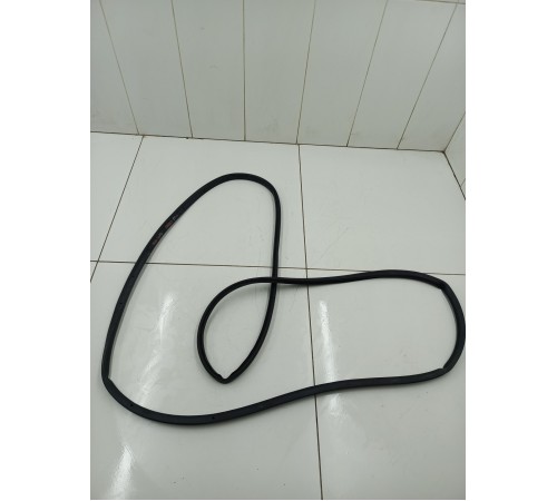 Уплотнитель двери передний левый