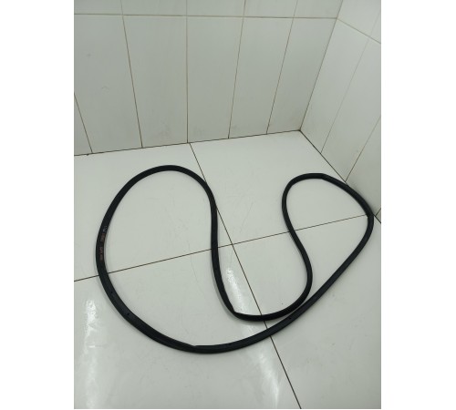 Уплотнитель двери передний левый