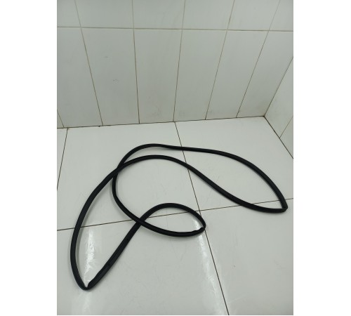 Уплотнитель двери передний левый