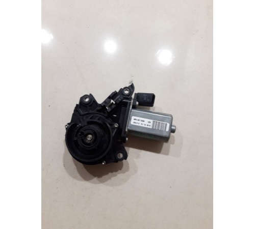 Механизм фиксации двери передний левый