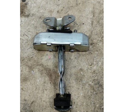 Ограничитель двери багажника