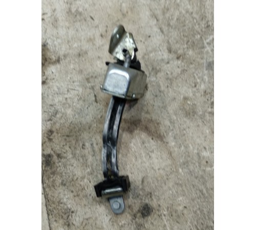 Ограничитель двери багажника