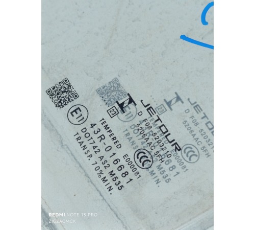 Стекло левой задней двери в сборе