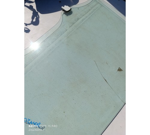 Стекло левой задней двери в сборе