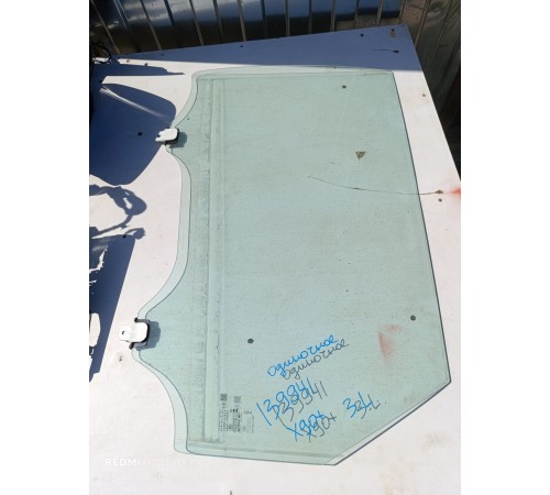 Стекло левой задней двери в сборе