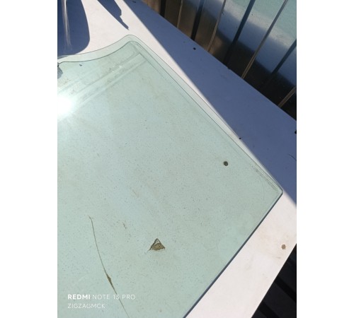 Стекло левой задней двери в сборе