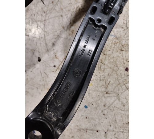 Поводок стеклоочистителя левый