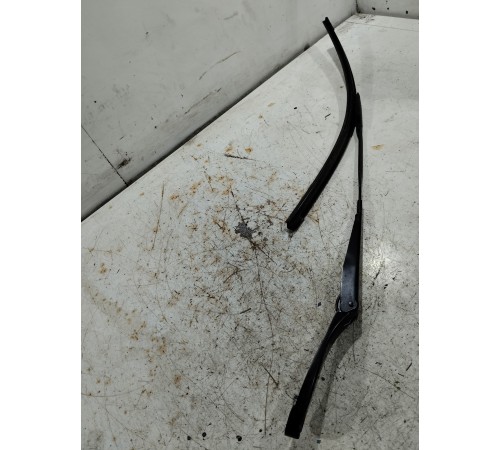 Поводок стеклоочистителя левый