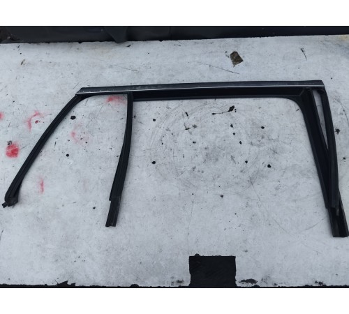 Уплотнитель стекла двери задний правый