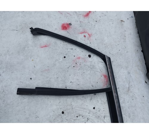 Уплотнитель стекла двери задний правый