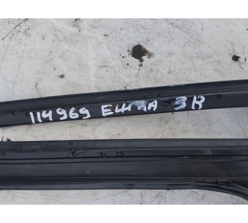 Уплотнитель стекла двери задний правый