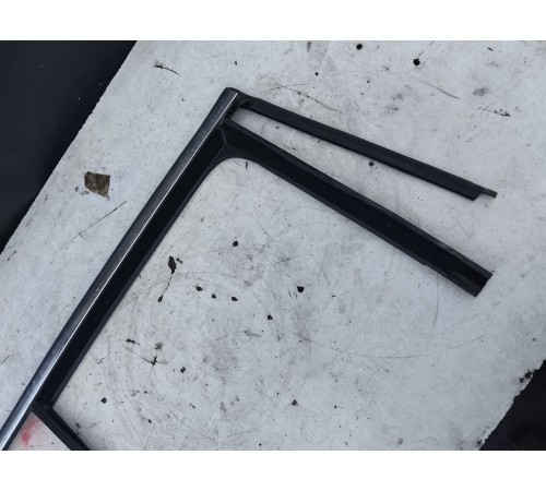 Уплотнитель стекла двери задний правый